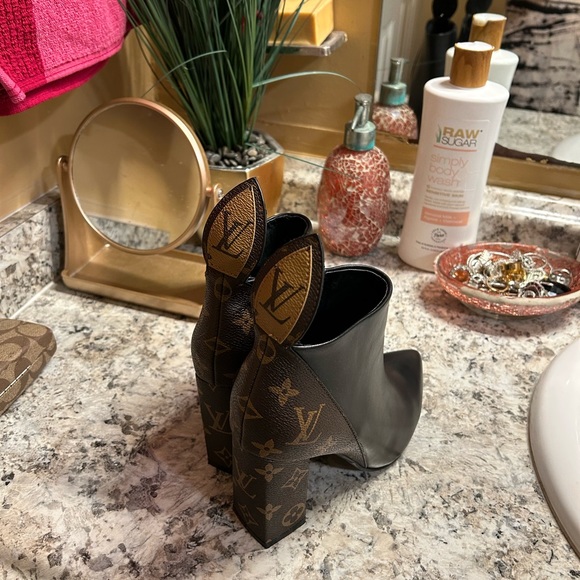 Louis Vuitton Ankle Boots. - Picture 5 of 5